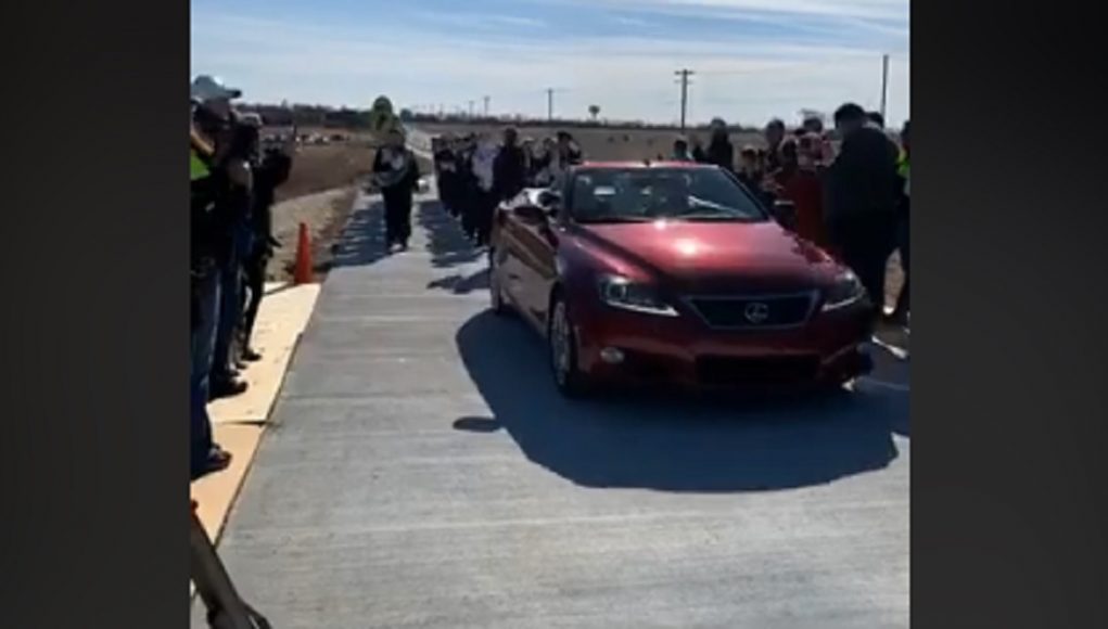 2020.1.31 car crossing pedestrian bridge