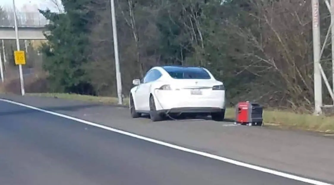 Embarrassing moment stranded Tesla Model S in Vancouver, WA charging on gas  generator - Alt Car news