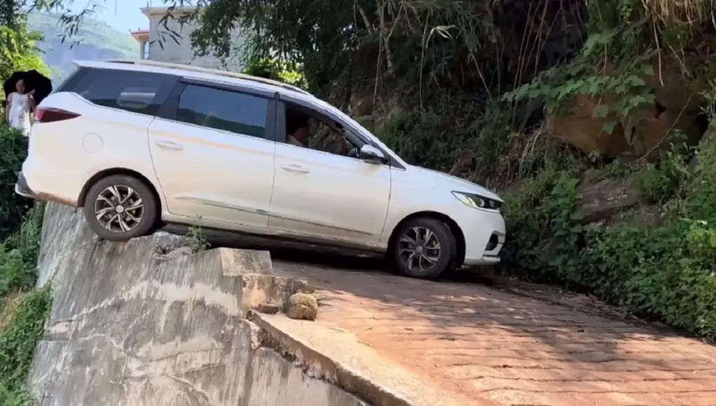 Chinese driver in Baojun 360 MPV performs 24-point turn on tight mountain road