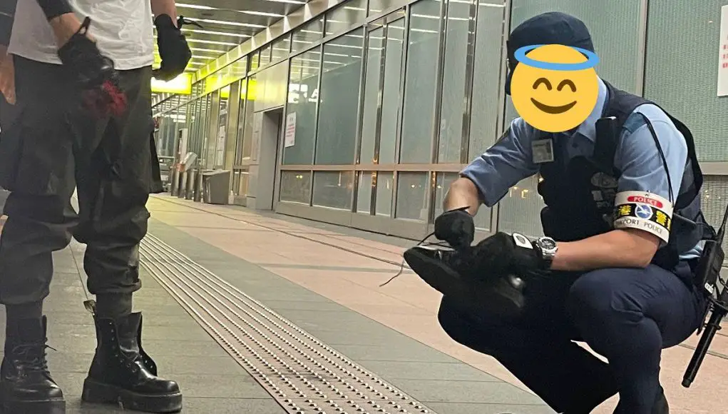 Japanese cop gives up his own shoelaces to motorcyclist