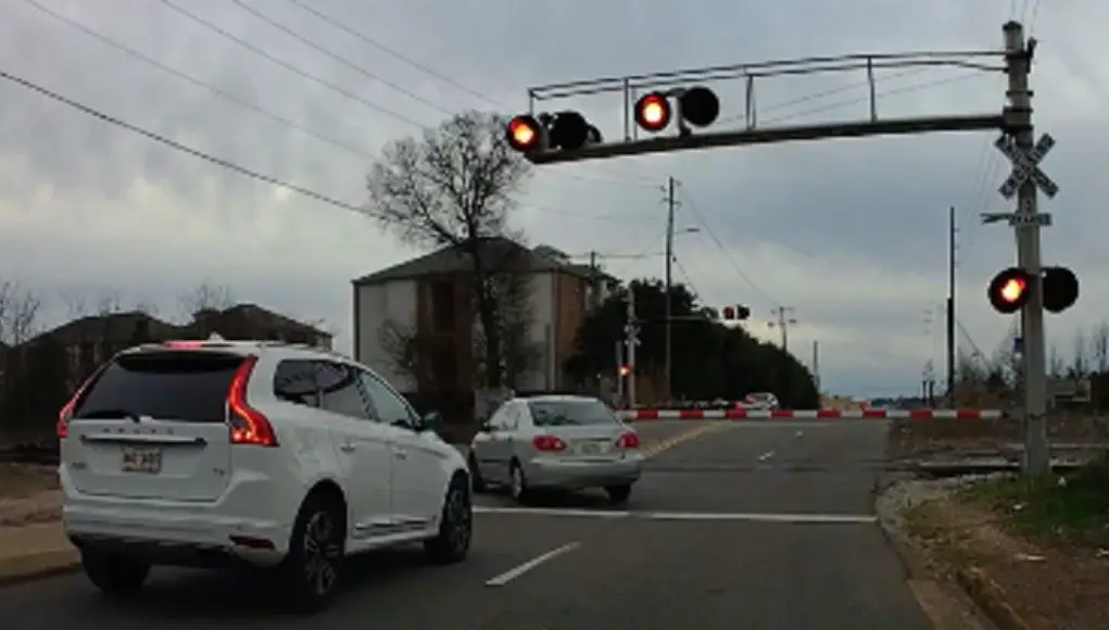 Driver in Corolla goes around railroad crossing arms in Tuscaloosa
