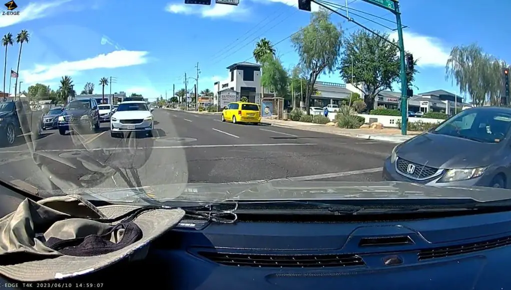 Civic runs red light in Phoenix