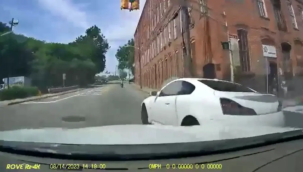 G37 in Paterson, NJ overtaking using a right turn only lane.