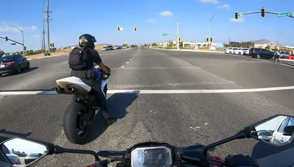 Yamaha R1 rider launches in front of cops.