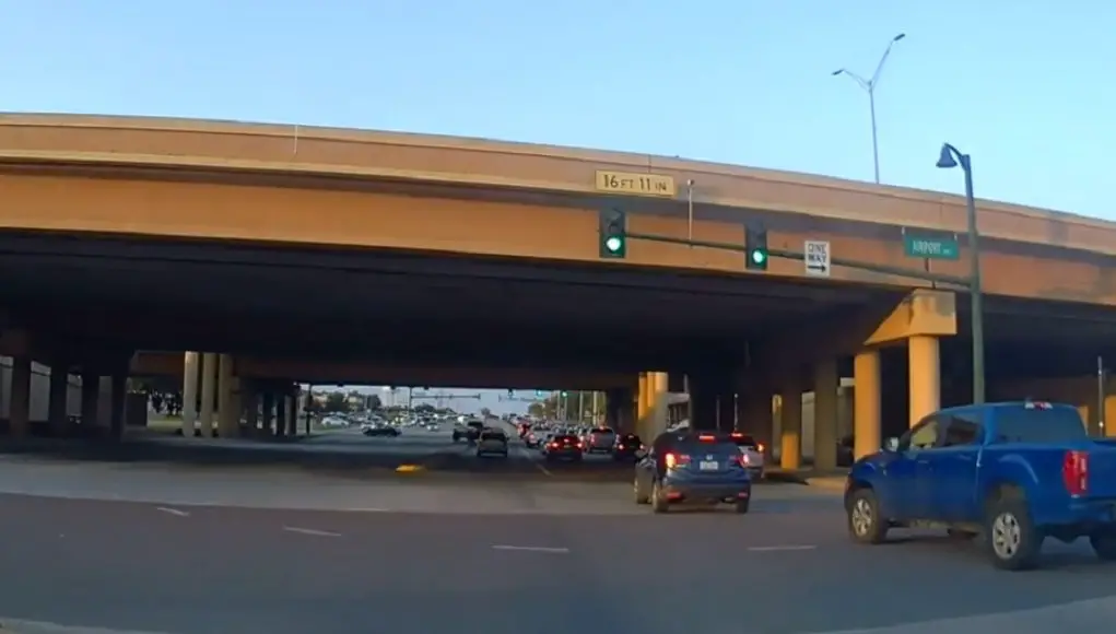 Ford Ranger in Hurst, TX shows how NOT to do a lane change in the middle of an intersection.
