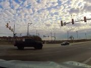 Driver in lifted Ford truck in Grapevine, TX runs red light five seconds after turning red.
