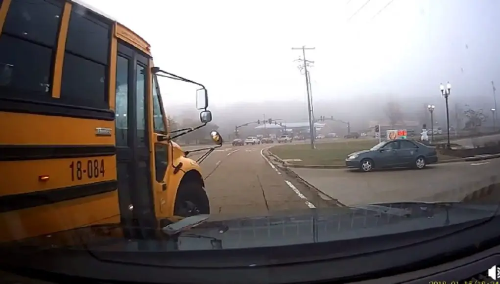 Bus driver in Ridgeland, MS crashes into car after failling to check their mirrors.