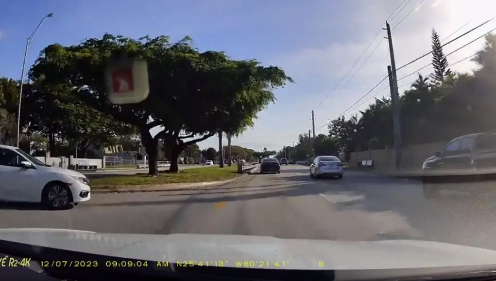 Driver in Miami, FL does a no look left turn across multiple lanes.