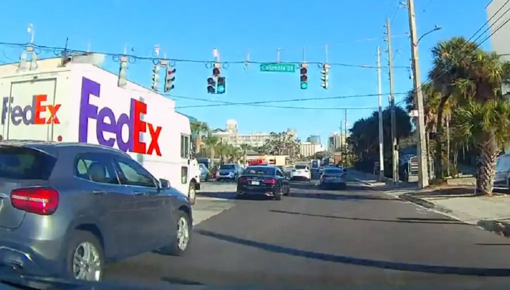 FedEx driver using suicide lane for 1/3 mile.