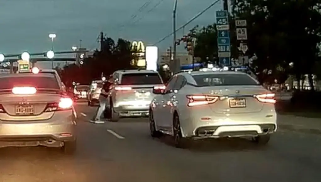 Driver in Austin, TX gets out of his car to hit the another car.