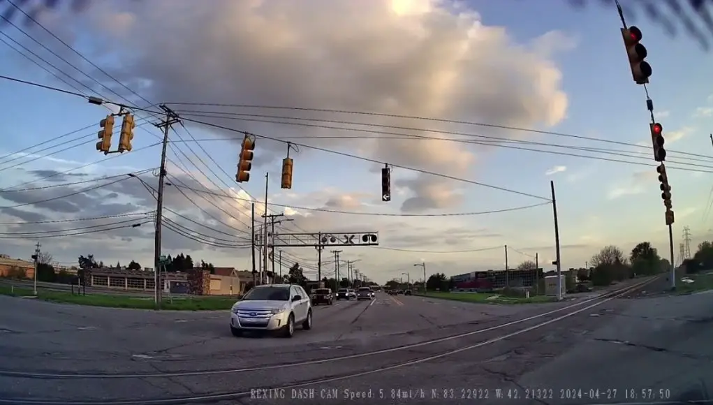 Driver in Southgate, MI misjudges a flashing yellow light and almost gets into a T-bone collision.