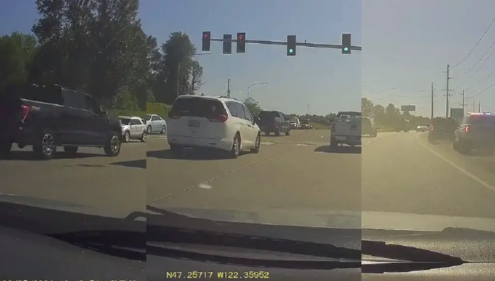Speeder in Tacoma, WA goes against traffic to cut off a line of cars.
