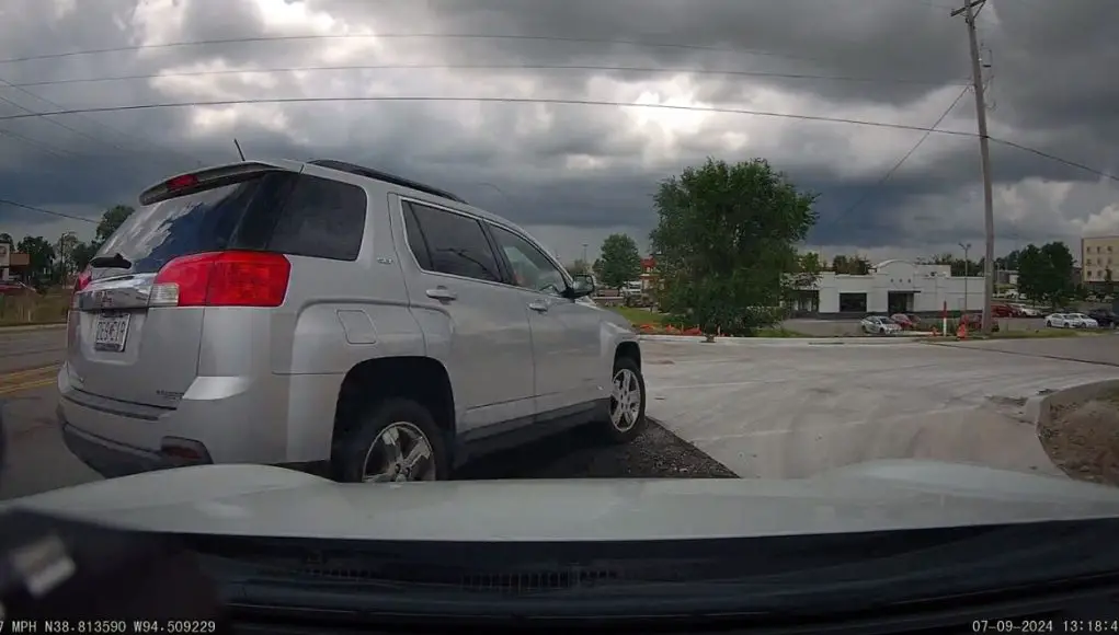 Driver in Belton, MO does a no-look lane change from the wrong lane.