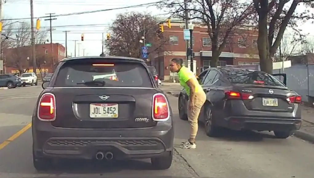 Driver in Altima and Mini Cooper get into a tit-for-tat road rage after ambulance passes.