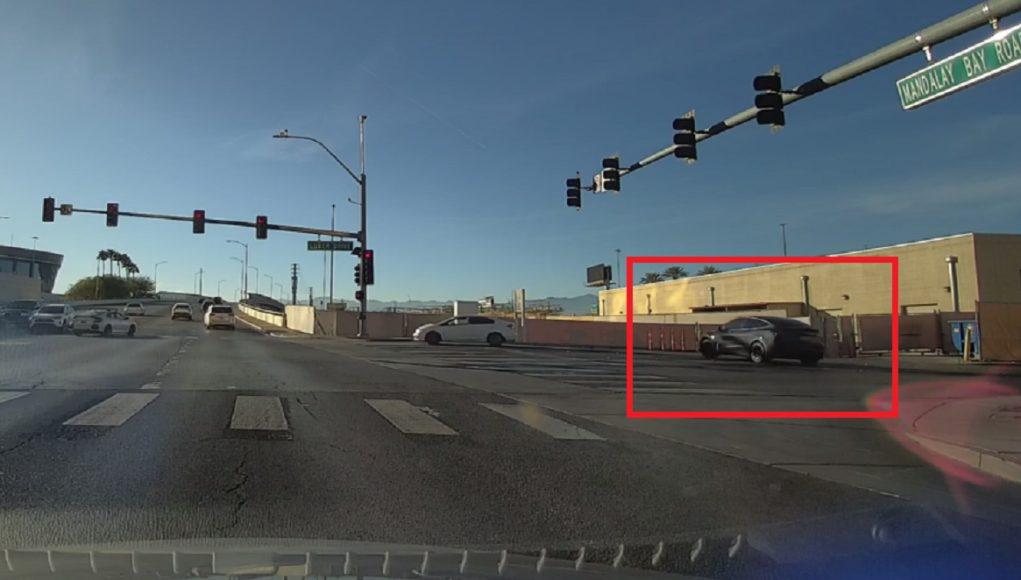 Tesla Model Y tries to avoid red light but runs two instead.