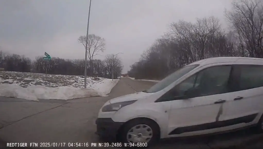 Inattentive driver in Kansas City runs stop sign, narrowly t-bones dashcam owner.