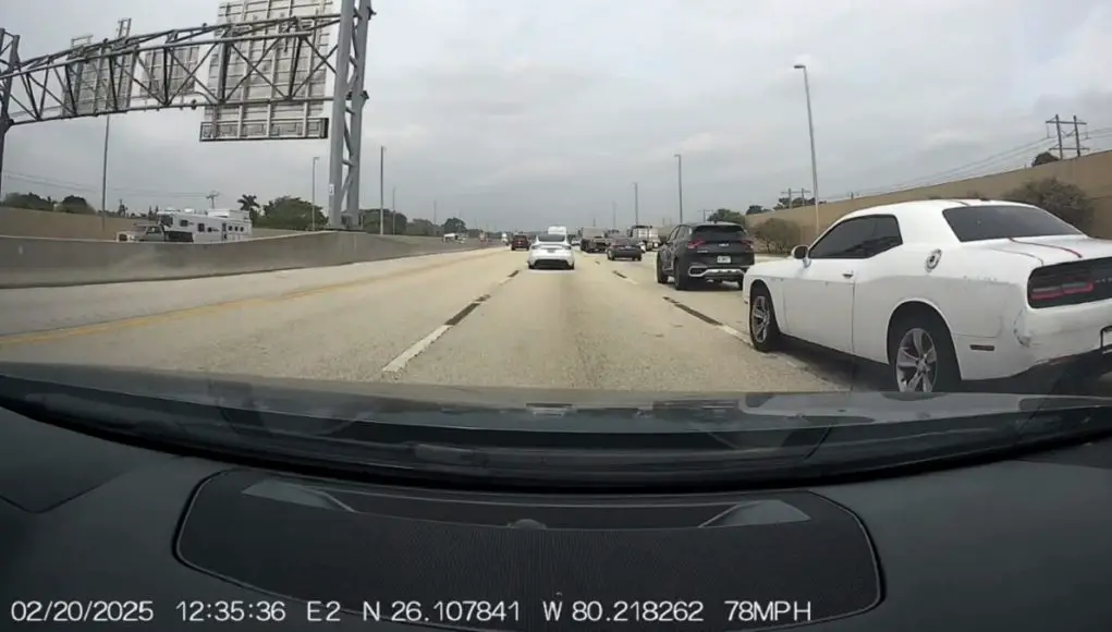 Driver in Dodge Challenger on the Florida Turnpike makes no-look lane change and narrowly misses hitting dashcam owner who was paying attention.