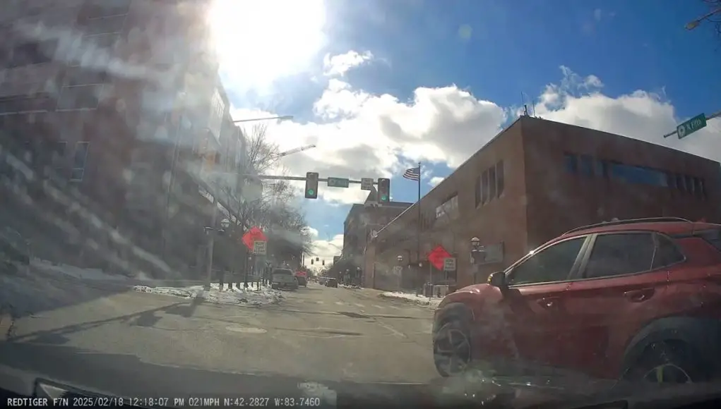 Driver in Ann Arbor on 5th Ave and Ann St. makes improper left turn from right lane almost T-boning dashcam owner.