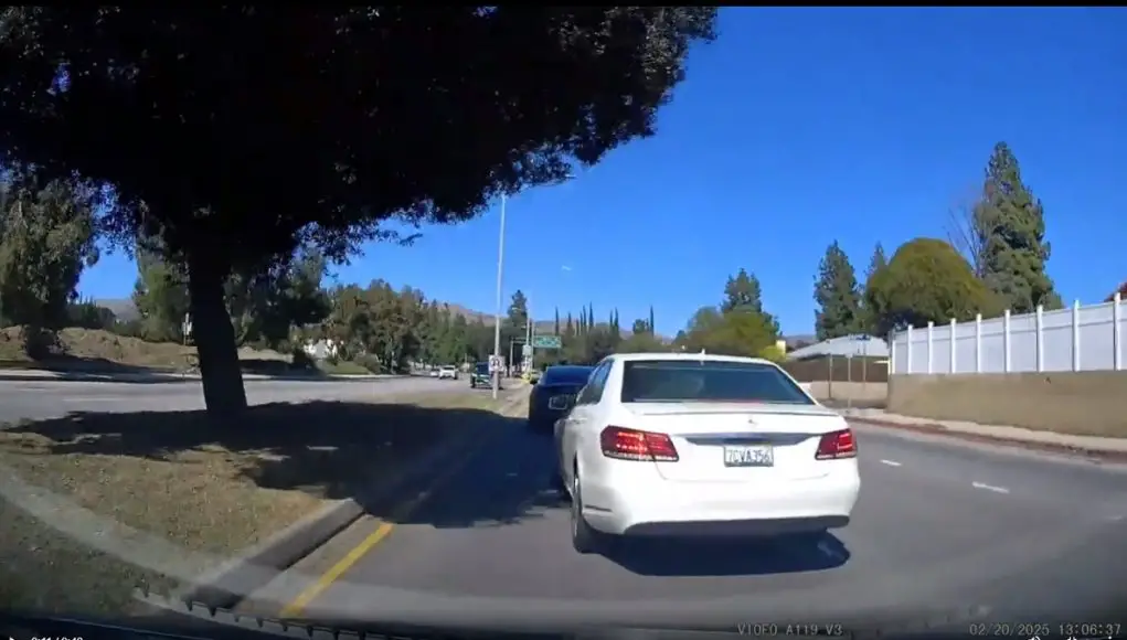 Deranged driver in depresciated Mercedes goes on Extreme Road Rage in Porter Ranch, LA over what OP describes as being passed normally.