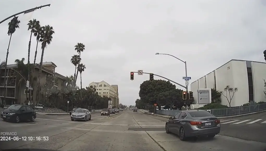 San Diego drivers on Washington St and 8th Ave brazenly run red light because they know they can.