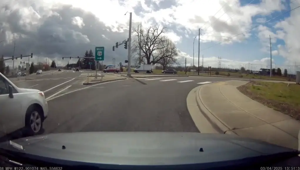 Idiot driver on 127 illegally merges over multiple lanes towards US 26 onramp nearly taking out dashcam owner.