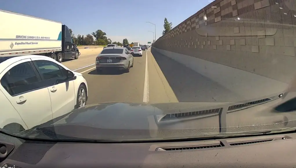 Idiot driver refuses to let dashcam owner slot in front of them on I-5 on-ramp. Nearly sideswipes them.