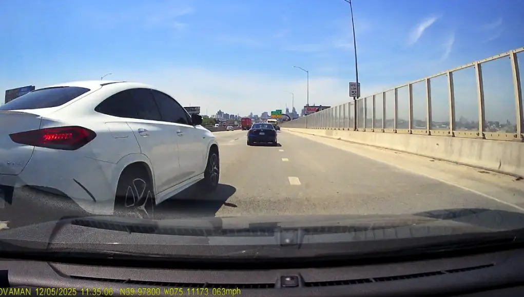 Idiot Mercedes driver on I-95 weaves in and out of traffic, almost causes dashcam owner to lose control.