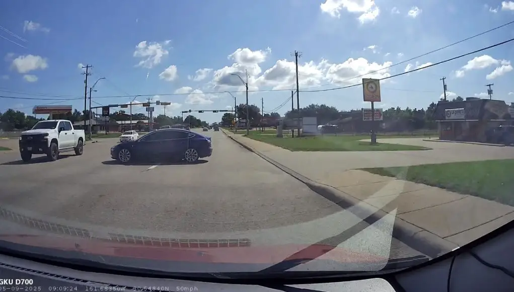 Tesla driver in Rockdale finds out why it's bad idea to turn left by merging into a center turn lane illegally, first. Almost causes their own T-bone accident.