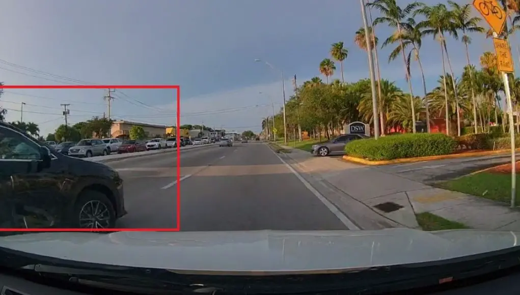 Idiot driver in Cutler Bay attempts hit-and-run after their they botch a left turn from a center lane.