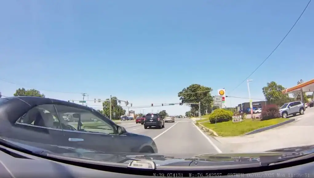 Idiot in Severna Park makes improper turn across turn lane only to get t-boned by dashcam owner hard