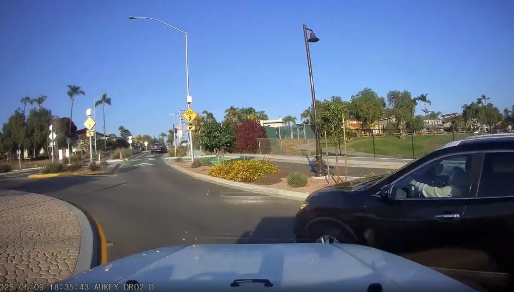 Idiot on Redwood St. roundabout near Balboa Park Golf Course fails to yield, almost causing their own t-bone accident.