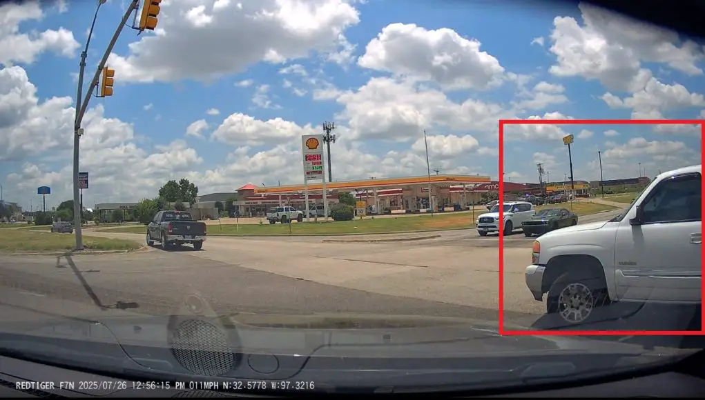 Idiot in Burleson attempsts U-turn from Lane #2. Almost collides with dashcam owner legally doing so from the right lane.
