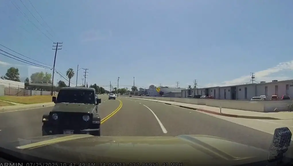 Distracted Jeep driver comes within inches of collidiong with dashcam owner.