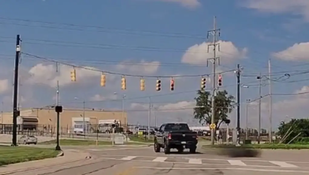 Brodozer in Moraine blows through busy intersection's red light because they could. Essentially saves no time, at all.
