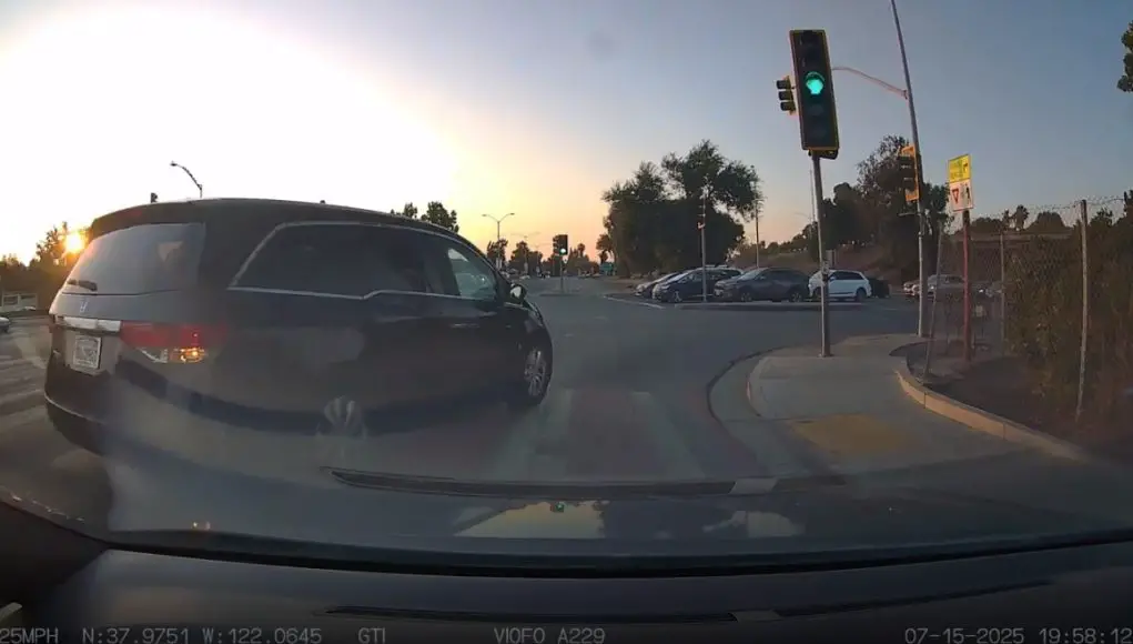 Ignorant driver in Pleasant Hill flat out ignores lane markings, enters turn lane at the last second and drives into the wrong one, almost causing accident.