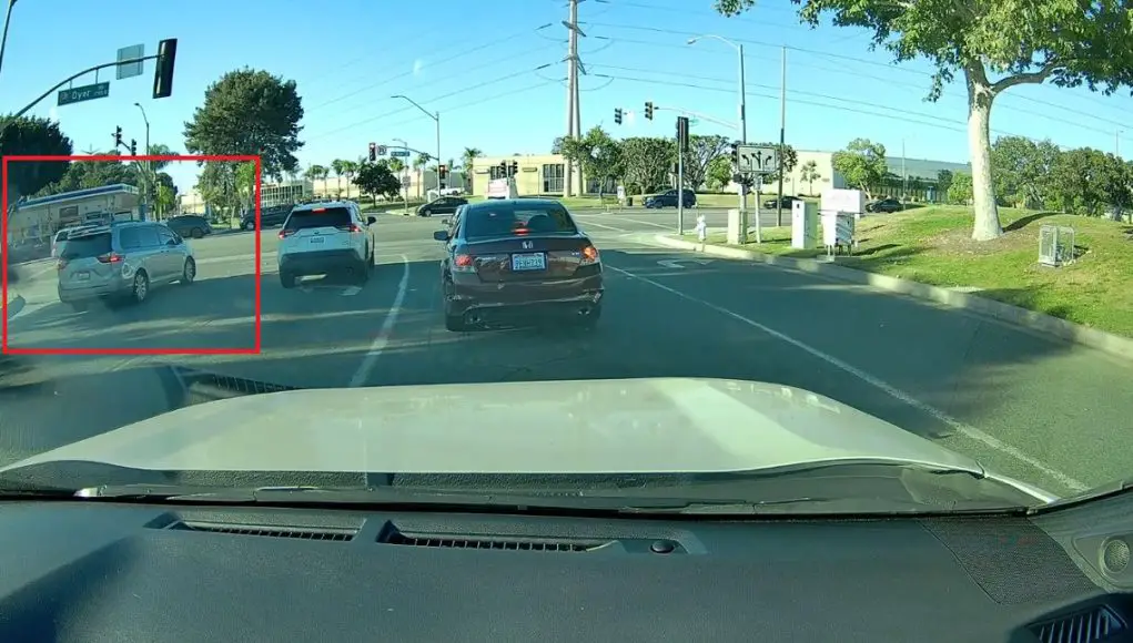 Idiot on Pullman St. headed towards Dyer heads the wrong way into traffic. Thinks opposing lane is left turn lane.