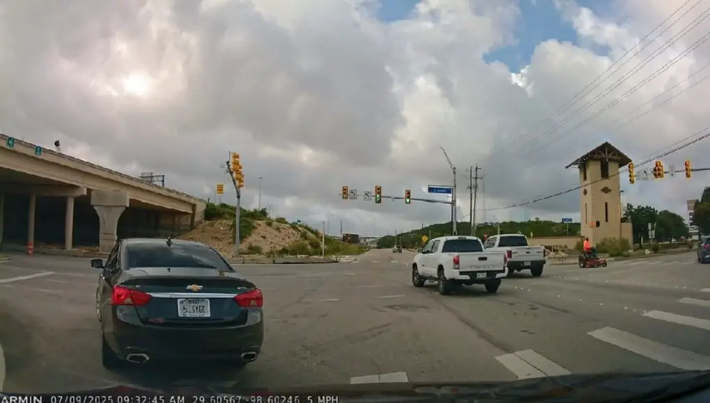 Likely elderly driver caught going the wrong way down La Cantera Parkway before self correcting.