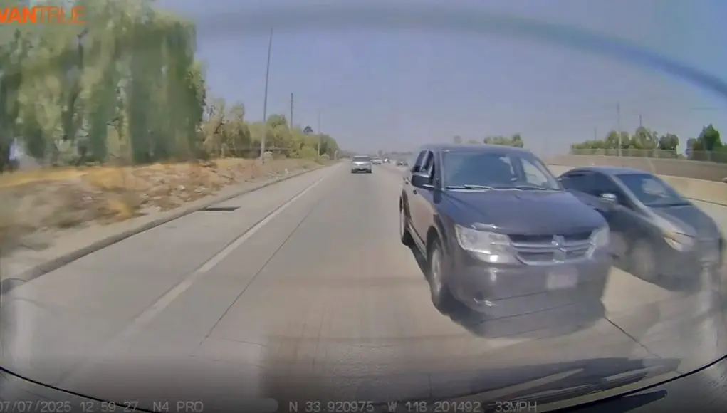 Reckless lane changer almost causes collision brute forcing their way on the 105.