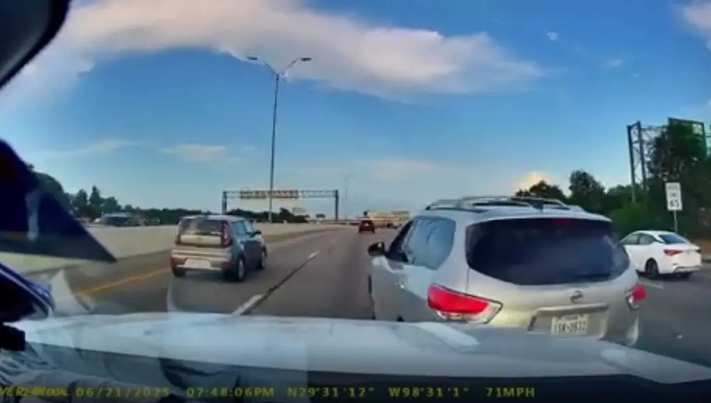 Driver on 410 exit makes unsafe lane change between two vehicles, almost causing a multi-vehicle collision.