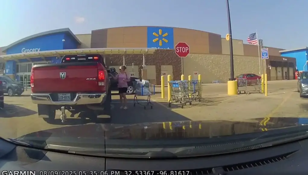 Idiot in Red Oak Walmart parking lot stops in the middle of parking aisle so his partner can load up their groceries, inconveniencing strangers.