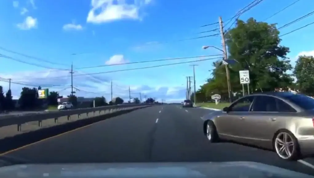 Idiot in BMW jumps out onto Route 9 without yielding to 50 MPH cross traffic. Almost collidse with dashcam owner.