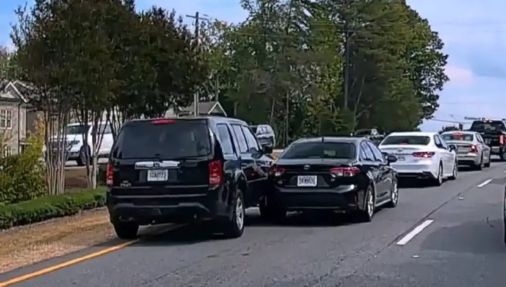 Driver tries to brute force his way into turn lanes on State Bridge Rd. only to end up hitting another car.