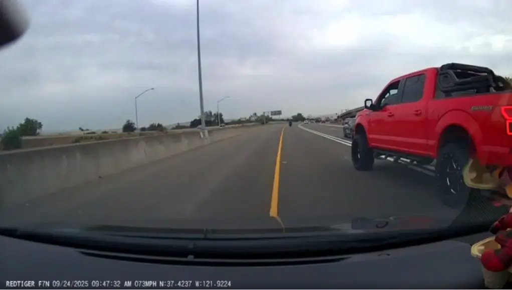 Unhinged driver on the 237 does a multi-lane change over double solid white lines, forcing his way into the HOV lane, likely illegally.