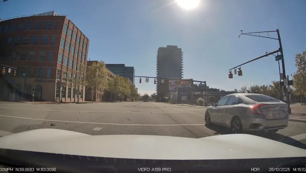 Columbus, Ohio: Two Red Light Runners At Neil & Nationwide in Just 20 Seconds Apparently, red lights are optional at this downtown Columbus intersection with two red light runners in 20 seconds.
