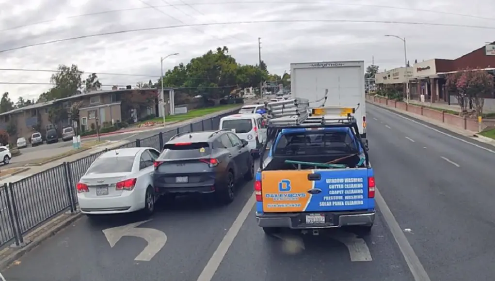 Fair Oaks Blvd collision Genius driver on Fair Oaks Blvd tries to split between SUV and center median curb in regular sized turn lane.