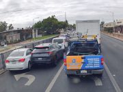 Genius driver on Fair Oaks Blvd tries to split between SUV and center median curb in regular sized turn lane.