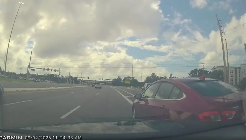 Improper lane change Roosevelt Blvd Reckless driver on Roosevelt tries to cut off dashcam owner using gore point. Caught, ticketed, and cited accordingly.