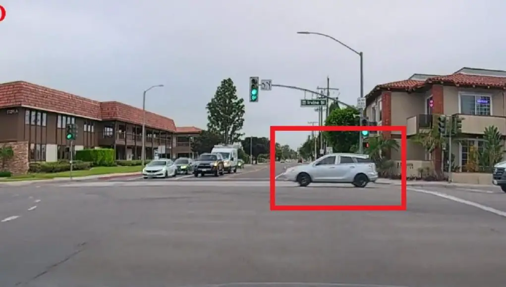 Reckless driver blows through extremely red light in Tustin at Yorba St. and Irvine Blvd.
