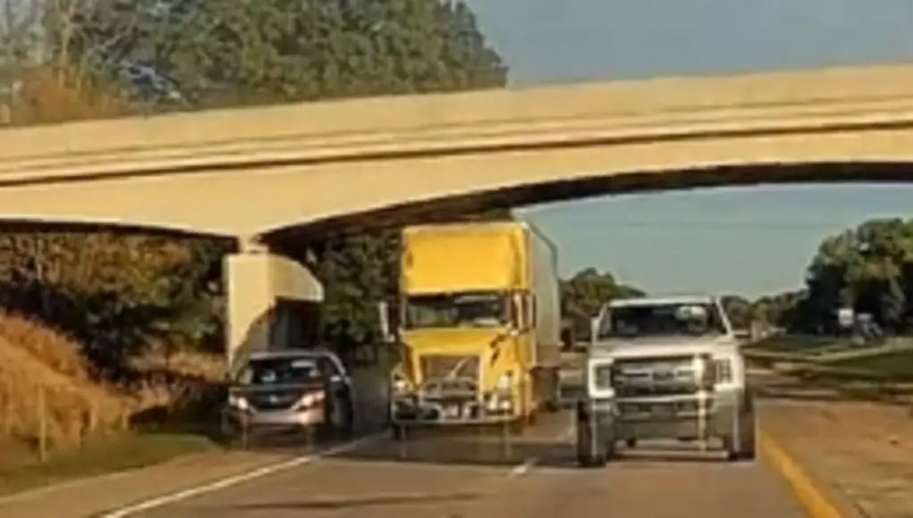 Minivan driver dangerously uses emergency shoulder to pass fully loaded semis.