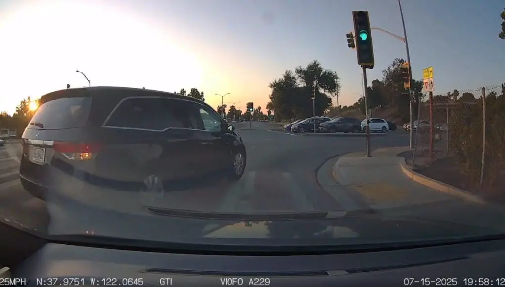 Reckless Honda van driver makes insane right turn across two right lanes from a through lane.